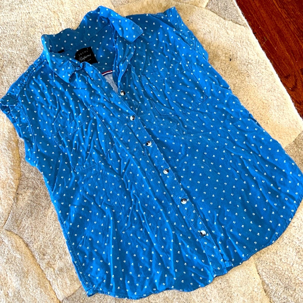 Jace’s girlfriend New York blue buttdown top with small white flowers size M